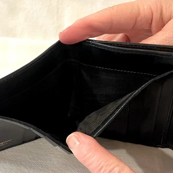 EUC Salvatore Ferragamo Tri-Fold Gancini Clasp Wallet w/ Kisslock